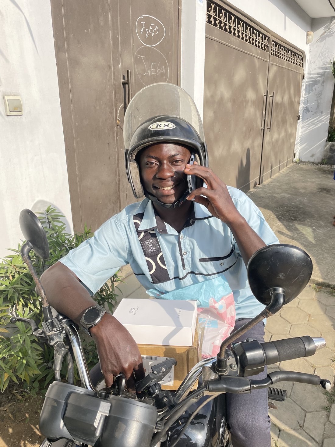 Coursier CLT Express à moto, livraison à Abidjan