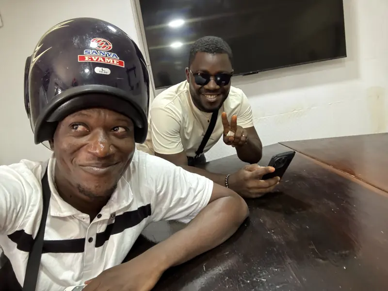Deux livreurs, casque sur la tête, sourire